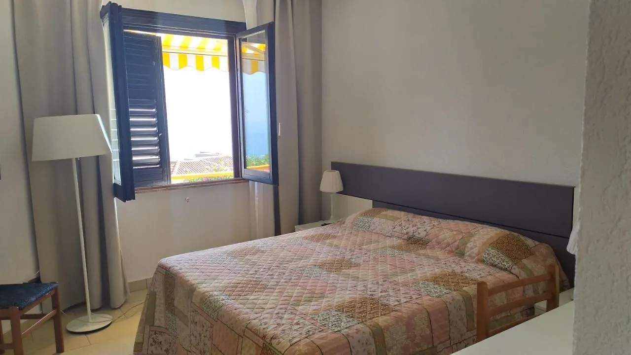 アーチ・カステッロ Nero Basalto Azzurro Mare Bed & Breakfast