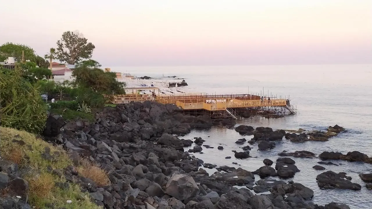 アーチ・カステッロ Nero Basalto Azzurro Mare Bed & Breakfast