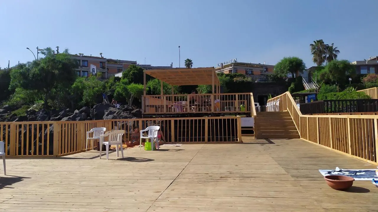 アーチ・カステッロ Nero Basalto Azzurro Mare Bed & Breakfast