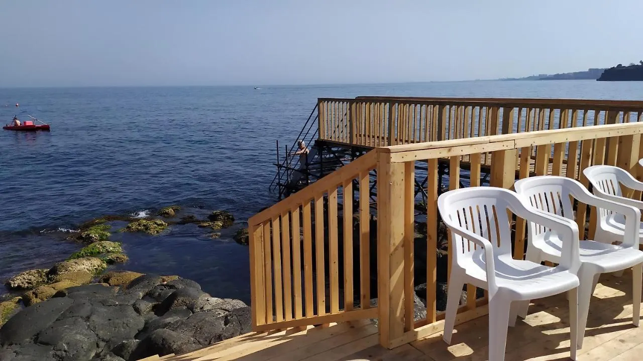 アーチ・カステッロ Nero Basalto Azzurro Mare Bed & Breakfast