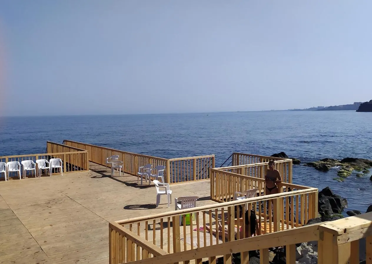アーチ・カステッロ Nero Basalto Azzurro Mare Bed & Breakfast