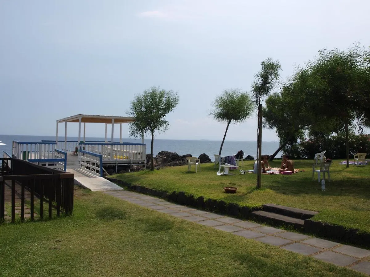 アーチ・カステッロ Nero Basalto Azzurro Mare Bed & Breakfast 2*,  イタリア
